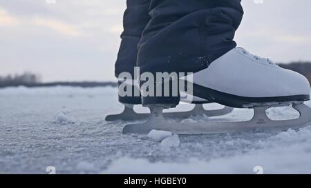 Patinage sur glace, fille belle vue d'hiver, vacances d'hiver sport Banque D'Images