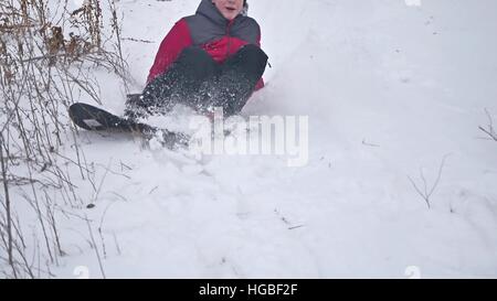 Snowboard garçon automne rouler dans la neige avec les vacances d'hiver Banque D'Images