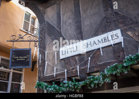 Plaque de rue sur un bâtiment 'Little Shambles", une rue médiévale dans le centre-ville de York, Angleterre, Royaume-Uni Banque D'Images