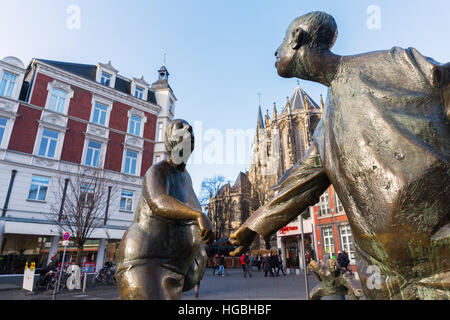 Aix-la-Chapelle, Allemagne - 27 décembre 2016 : statue en bronze du nom de circulation de l'argent à Aix-la-Chapelle, avec des personnes non identifiées. Aix-la-Chapelle est une ville thermale en NRW et a été Banque D'Images