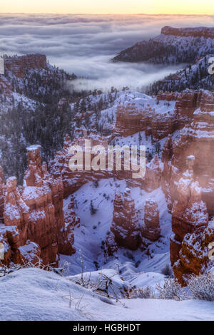 Dawn nuages s'installe au bas de Bryce Canyon avec snow enveloppé dans hoodoos Bryce Canyon National Park, Utah Banque D'Images