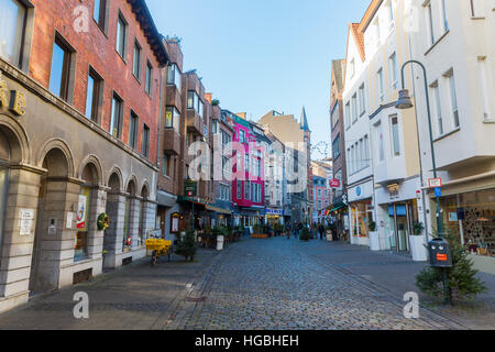 Aix-la-Chapelle, Allemagne - 27 décembre 2016 : rue commerçante Schmiedstrasse avec des personnes non identifiées. Aix-la-Chapelle est une ville thermale et fut résidence de Charlemagne un Banque D'Images