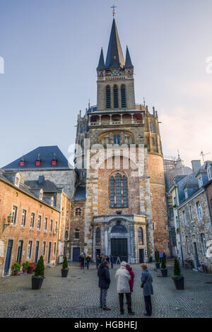 Aix-la-Chapelle, Allemagne - 27 décembre 2016 : la cathédrale avec personnes non identifiées. C'est une église catholique romaine, la plus vieille cathédrale d'Europe du nord Banque D'Images