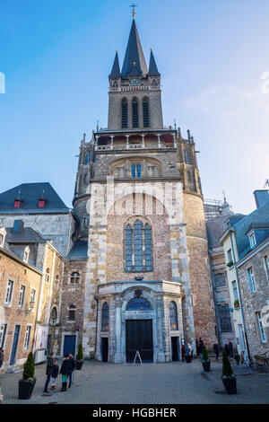 Aix-la-Chapelle, Allemagne - 27 décembre 2016 : la cathédrale avec personnes non identifiées. C'est une église catholique romaine, la plus vieille cathédrale d'Europe du nord Banque D'Images