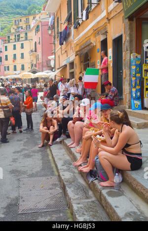 Scène de rue avec les touristes à Vernazza, Cinque Terre, Italie Banque D'Images