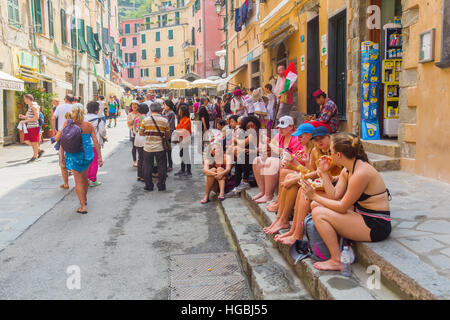 Scène de rue avec les touristes à Vernazza, Cinque Terre, Italie Banque D'Images