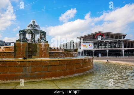 Fontaine dans le Parc de la Villette à Paris, France Banque D'Images