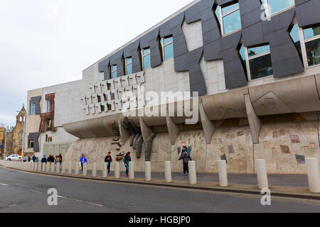 Édimbourg, Écosse - 09 septembre 2016 : construction du parlement écossais avec des personnes non identifiées. L'accueil officiel de la Scottish Parliame Banque D'Images