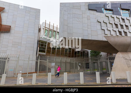 Édimbourg, Écosse - 09 septembre 2016 : construction du parlement écossais avec des personnes non identifiées. L'accueil officiel de la Scottish Parliame Banque D'Images