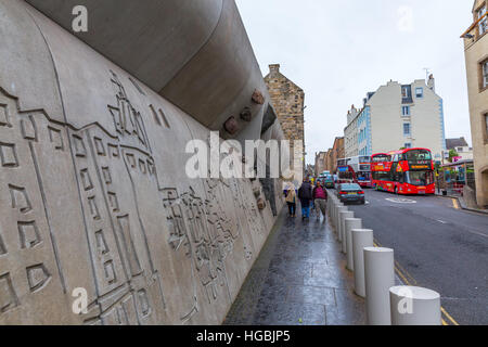 Édimbourg, Écosse - 09 septembre 2016 : construction du parlement écossais avec des personnes non identifiées. L'accueil officiel de la Scottish Parliame Banque D'Images