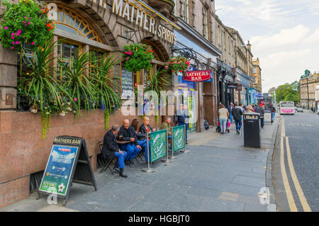 Vieille pub avec des gens de fumer à un vieux pub n à Édimbourg, Écosse Banque D'Images