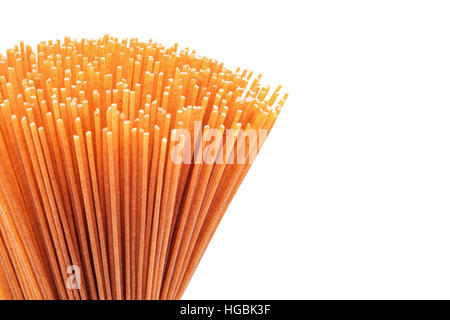 Raw spaghetti pâtes de grains entiers isolés studio Banque D'Images