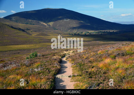 Le Corbett Meall a' Bhuachaille et le sentier à Braemar via l'une de Lairig Laoigh Glenmore Lodge. Highlands écossais. Banque D'Images