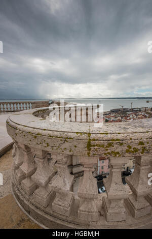 Vue depuis le toit du Panthéon National de Santa Engracia, Lisbonne Portugal Banque D'Images