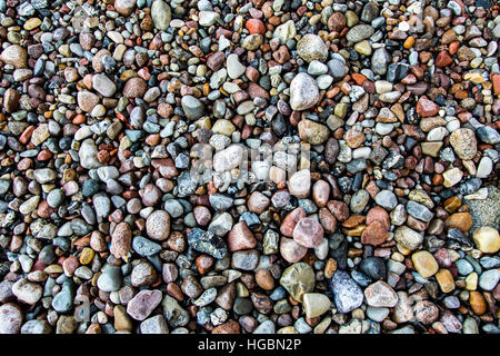 Beaucoup de grandes et petites pierres, cailloux sur une plage, côte de la mer Baltique, l'île de Rügen, Allemagne Banque D'Images