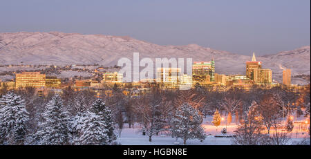 La belle ville de Boise (Idaho) par une nuit d'hiver Banque D'Images