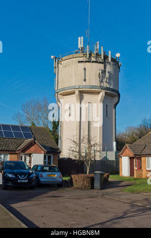 Design en béton blanc château d'eau, avec des mâts de téléphonie mobile sur le dessus, au milieu d'une cité résidentielle, Northampton UK Banque D'Images