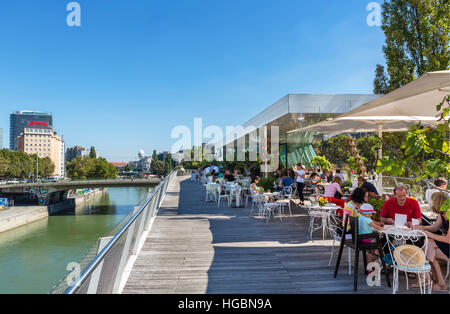 Vienne. Restaurant sur le Canal du Danube (Donaukanal) à l'embarcadère Schwedenplatz, Vienne, Autriche Banque D'Images