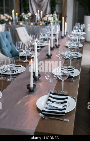 Décor de mariage. l'intérieur. Ambiance festive . Les bougies allumées sur une table. Banque D'Images