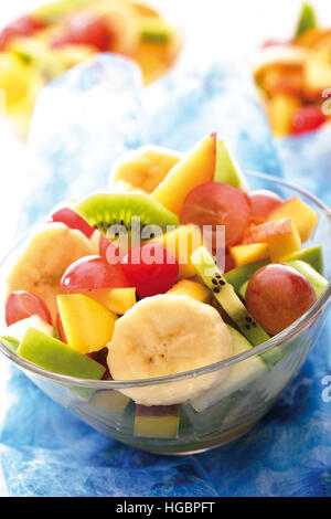 Salade de fruits : Kiwis, raisins, bananes, pommes, pêches et mangues Banque D'Images