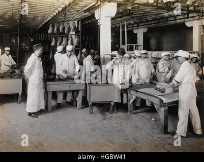 Jambons fumé de marque à l'établissements de conditionnement des viandes, 1910. Banque D'Images