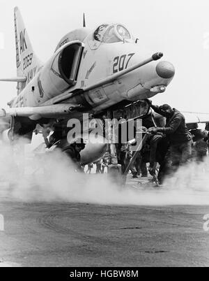 Un A-4F Skyhawk sur la catapulte à vapeur à bord du USS Intrepid, guerre du Vietnam, 1968. Banque D'Images