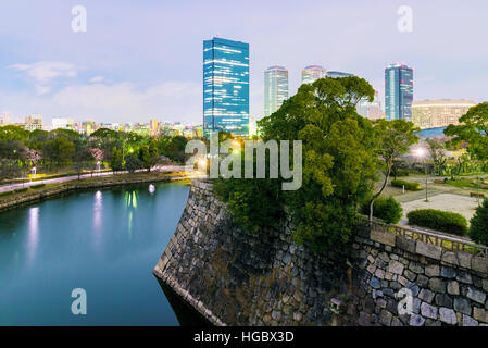 Vue sur Osaka business park de Himeji castle avec des bâtiments de la ville et la rivière moat Banque D'Images