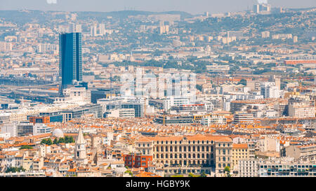 Marseille, France - 30 juin 2015 : Panorama, vue aérienne, paysage urbain de Marseille, France. Journée ensoleillée avec ciel bleu. Banque D'Images