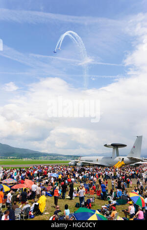 Zeltweg : Airshow Air Power 09 ; aéronefs au-dessus d'un avion AWACS de l'OTAN, Murtal, Steiermark, Styrie, Autriche Banque D'Images