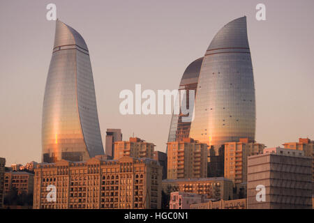 Les tours de la flamme durant le lever du soleil de Bakou. Les tours sont des nouveaux gratte-ciel de flamme à Baku, Azerbaïdjan Banque D'Images