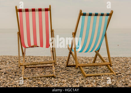 Des chaises vides sur la bière beach, Devon, Angleterre du Sud-Ouest. Banque D'Images