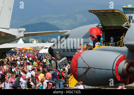 Zeltweg : Airshow Air Power 09 ; les visiteurs visiter avions permanent, Murtal, Steiermark, Styrie, Autriche Banque D'Images