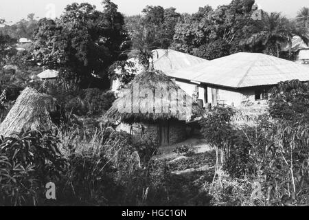 Vieux et nouveaux toits dans Jaiama Nimi Koro, Sierra Leone, 1962. Banque D'Images