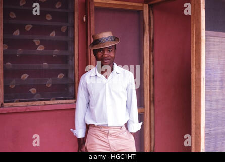 Un élève de l'école secondaire Jaiama Nimi Koro, Sierra Leone, debout à l'extérieur d'un appartement d'enseignants en 1963. Banque D'Images