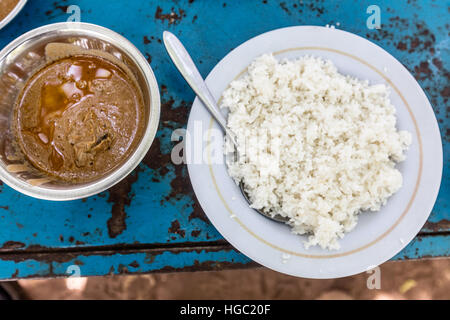 Le riz et le beurre d'arachide, lave au Burkina Faso Banque D'Images