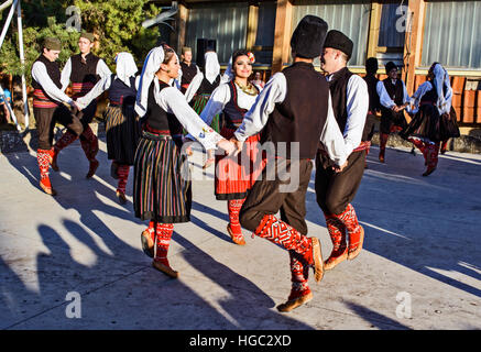Ivanovo, la Serbie, le 15 août 2016. Le groupe de jeunes danse danses traditionnelles de la région de la Serbie. Banque D'Images