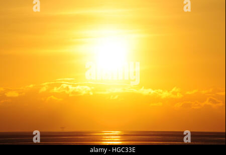 Vue sur la plage, à l'échelle du sud de l'estuaire de la rivière Ribble, blanc soleil nuages ciel jaune coulant, Fairhaven, Lytham, Lancashire, UK Banque D'Images