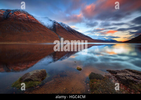 Coucher du soleil reflétée dans le Loch Etive capturées à partir de près de Gualachulain dans les Scottish Highland. Banque D'Images