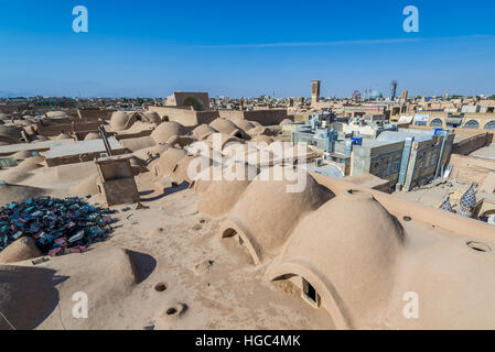 Vue aérienne de toits de bazar à Yazd, capitale de la province de Yazd, Iran Banque D'Images