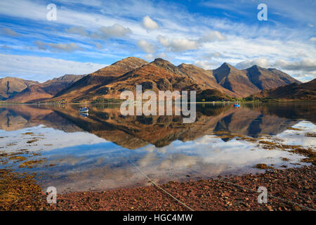 Les cinq Sœurs de Glen Shiel reflète dans Loch Duich. Banque D'Images