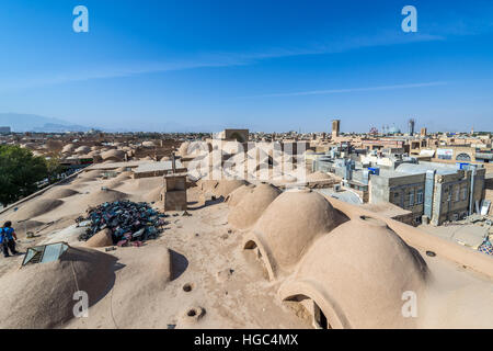 Vue aérienne de toits de bazar à Yazd, capitale de la province de Yazd, Iran Banque D'Images