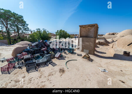 Heap de caisses en plastique sur le toit de bazar à Yazd, capitale de la province de Yazd, Iran Banque D'Images