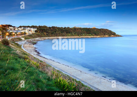 La vue sur le château de Pendennis se former au-dessus de la plage du château à Falmouth Banque D'Images