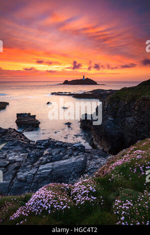 Coucher du soleil à Godrevy sur la côte nord de la Cornouailles. Banque D'Images