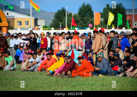 Le public et les équipes de lutte au Naadam festival à Moron. Banque D'Images