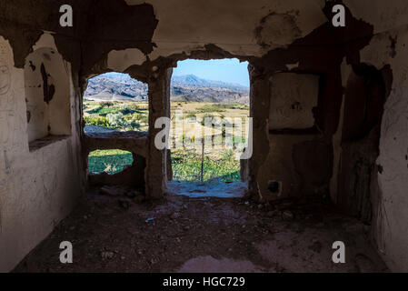 L'intérieur de la maison dans le vieux, mudbrick abandonné une partie de Kharanaq village de Ardakan, comté de la province de Yazd, Iran Banque D'Images