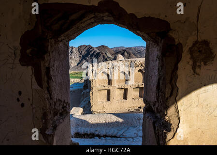 L'intérieur de la maison dans le vieux, mudbrick abandonné une partie de Kharanaq village de Ardakan, comté de la province de Yazd, Iran Banque D'Images