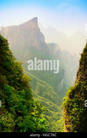 Les montagnes et falaises rocheuses de tianmen shan Tianmen ou près de la ville de Zhangjiajie dans la province du Hunan en Chine. Banque D'Images