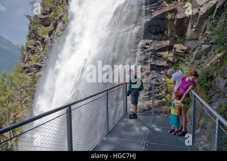 Plate-forme d'observation derrière les torrents d'eau en haut de la cascade Stuibenfall à Umhausen, vallée de l'Ötztal, Autriche.Oytal Allgäu,, près de l'Oberstddorf. Banque D'Images