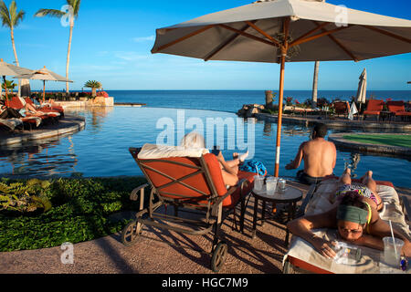 Les gens se détendre dans l'hôtel Sheraton Hacienda Del Mar Golf & Spa Hôtel restort, à Los Cabos, Mexique, Mer de Cortez, Baja California. Banque D'Images